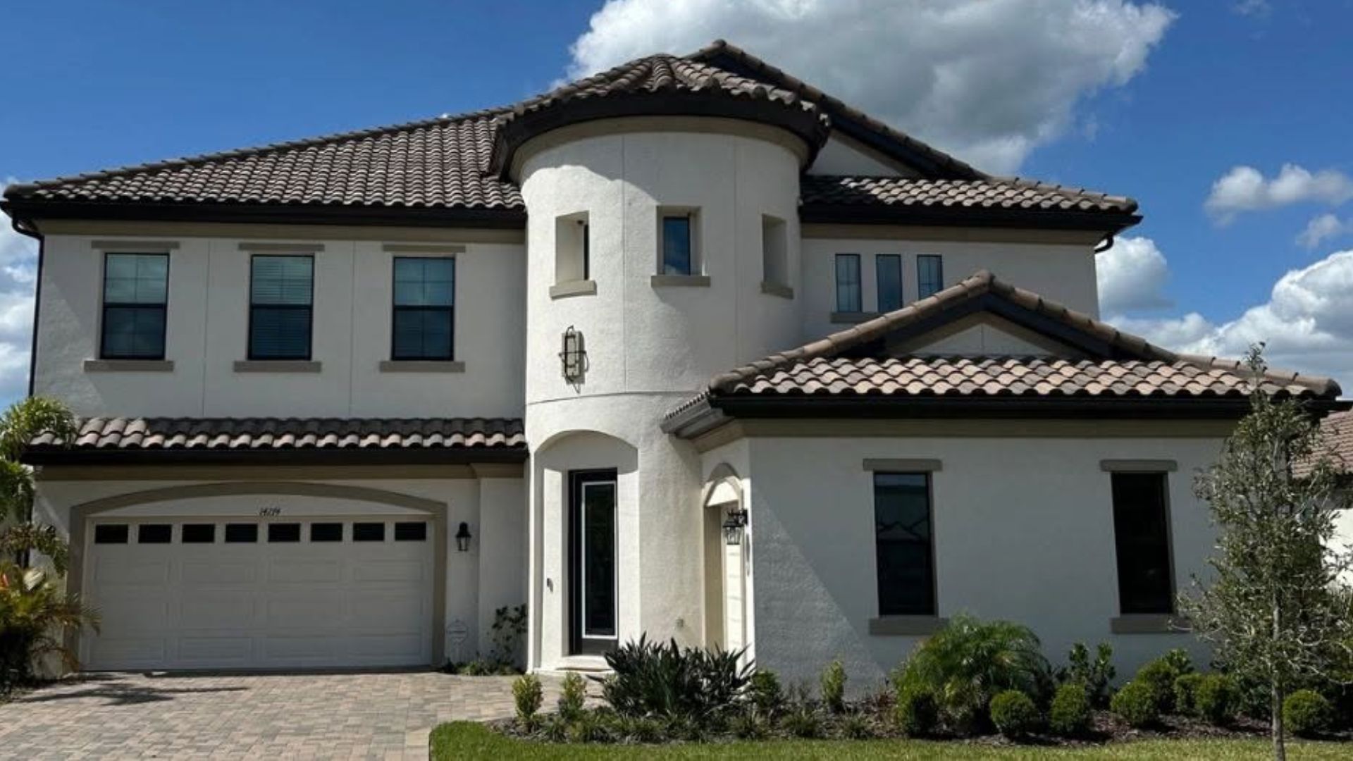 Residential seamless gutter installation in Tampa